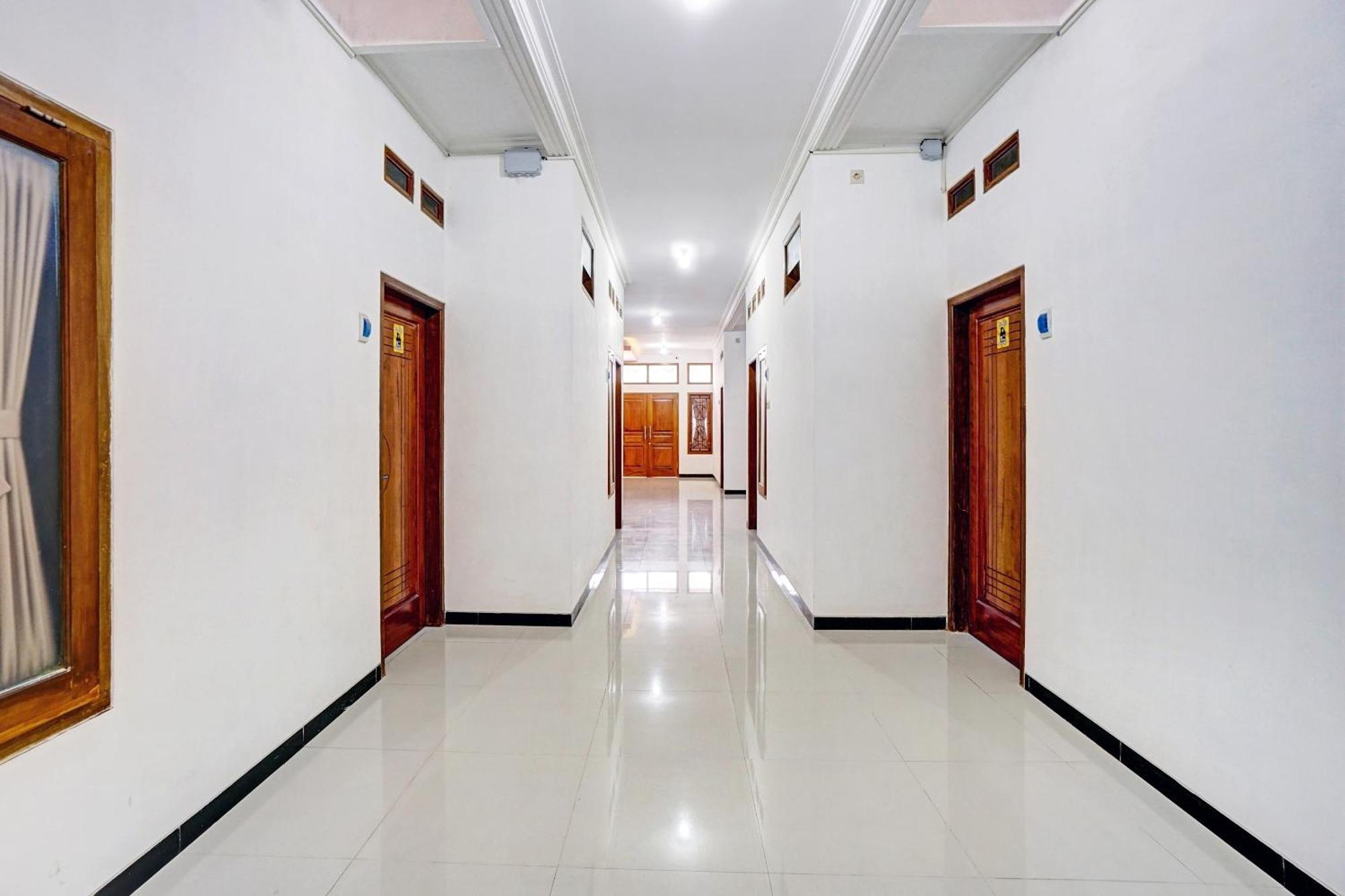 Avisha Guest House Syariah Malang Exterior photo