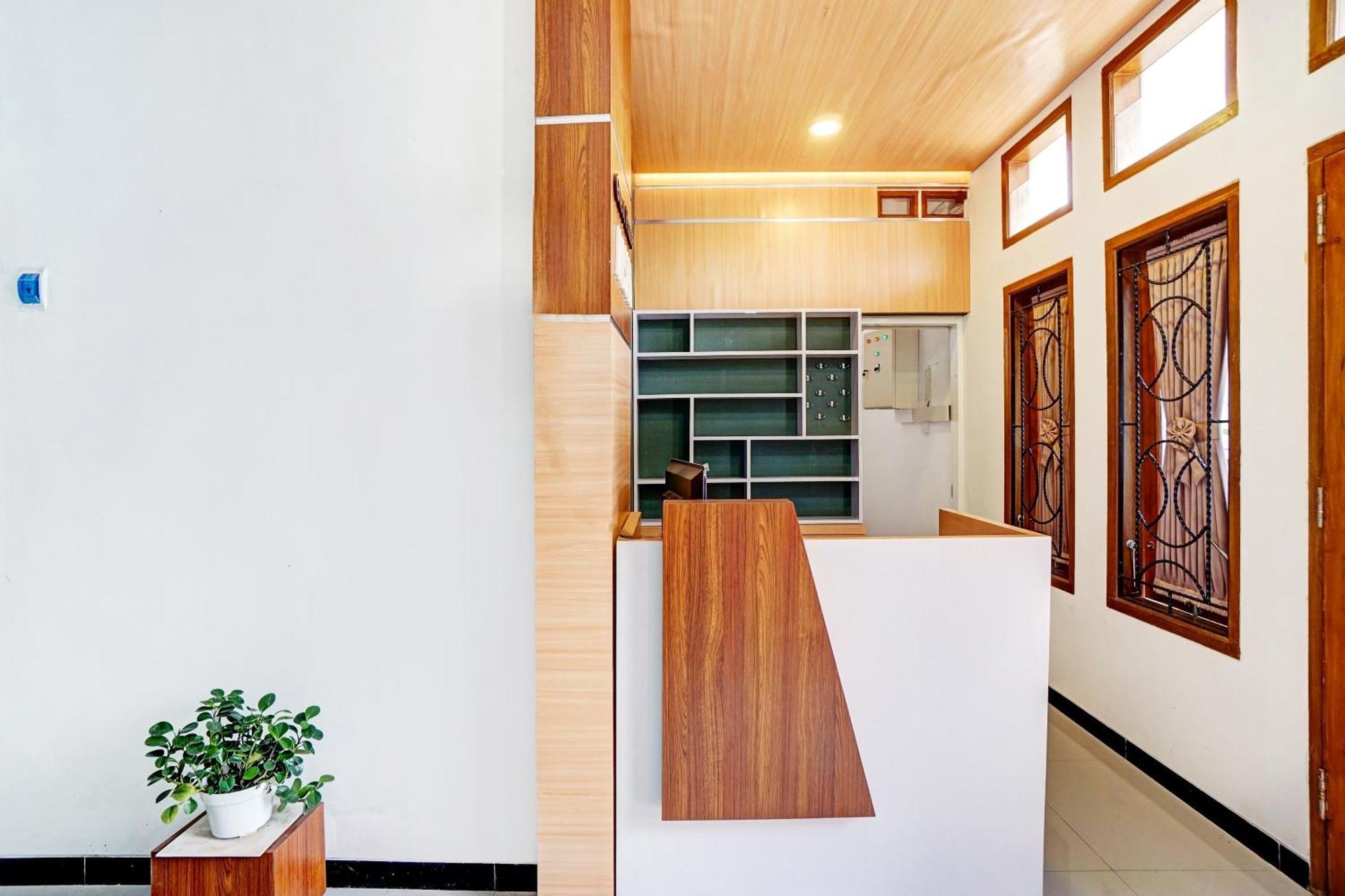 Avisha Guest House Syariah Malang Exterior photo