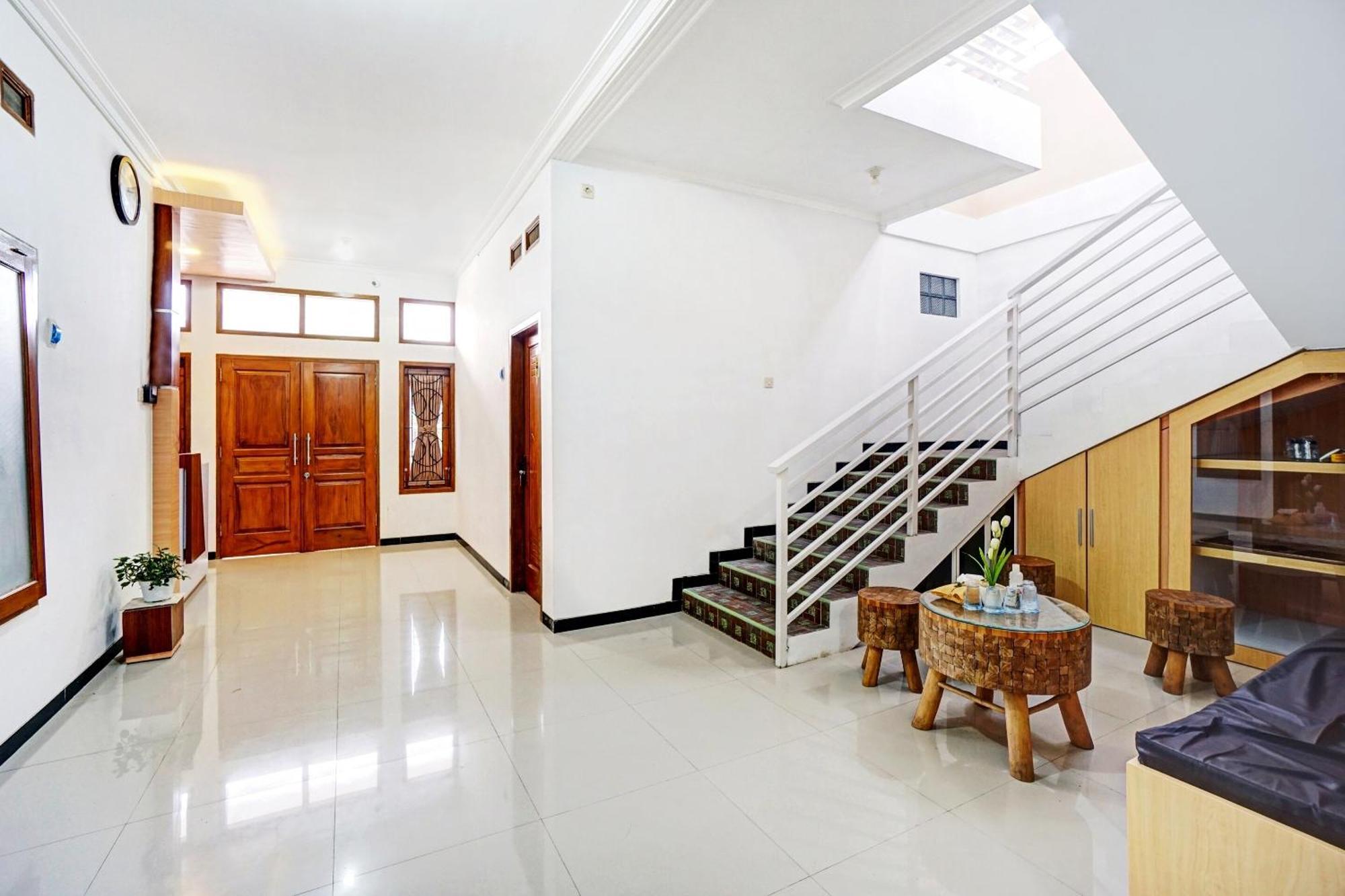 Avisha Guest House Syariah Malang Exterior photo